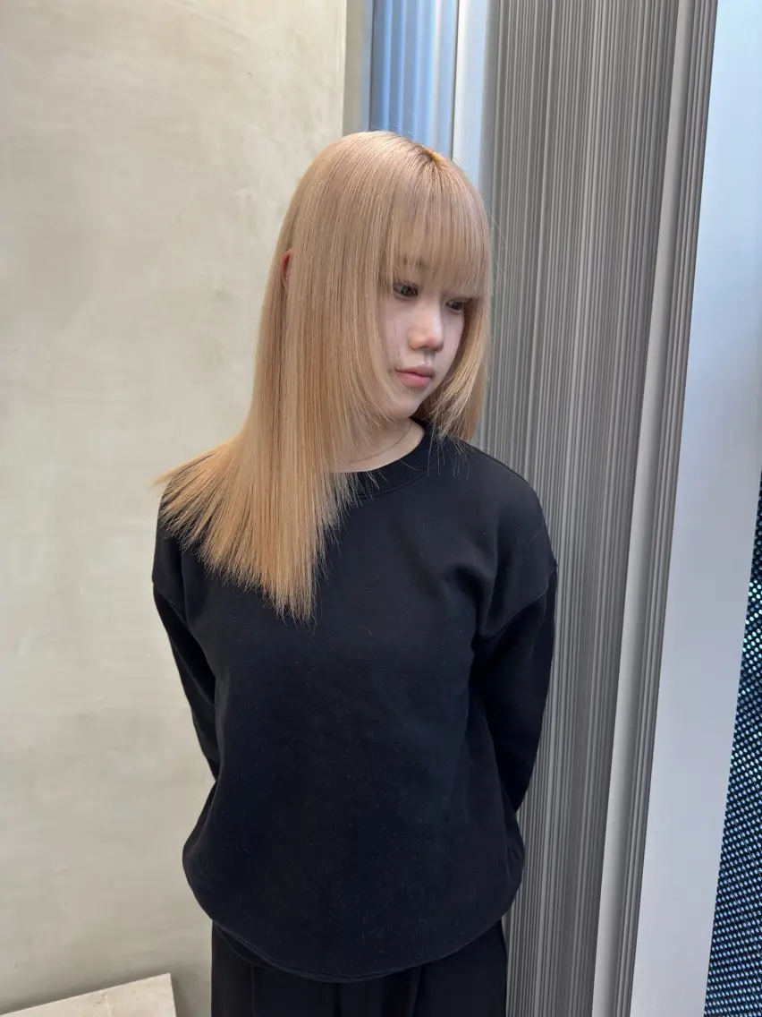 ミディアム カラー ベージュカラー ミルクティーベージュ ヘアカラー エフェクトブリーチ /ウルフ/クワさんのヘアスタイル