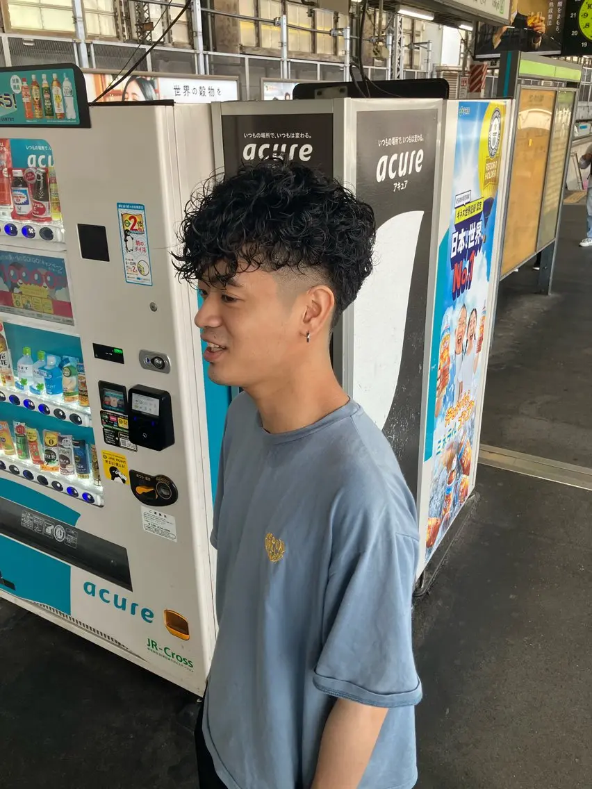 ショート パーマ メンズ フェードカット スペインカール ワガ カズマのヘアスタイル