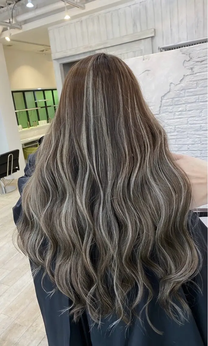 ロング カラー グレージュ ハイライトカラー ハイライト ヘアカラー トリートメント 指名数No.1 /NAOYAのヘアスタイル