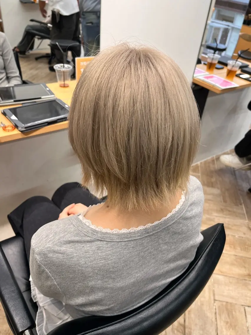 ミディアム カラー ブリーチ 透明感カラー ハイトーンカラー カット ヘアカラー トリートメント 縮毛/パーマ/カラー LUVISM佐藤里咲のヘアスタイル