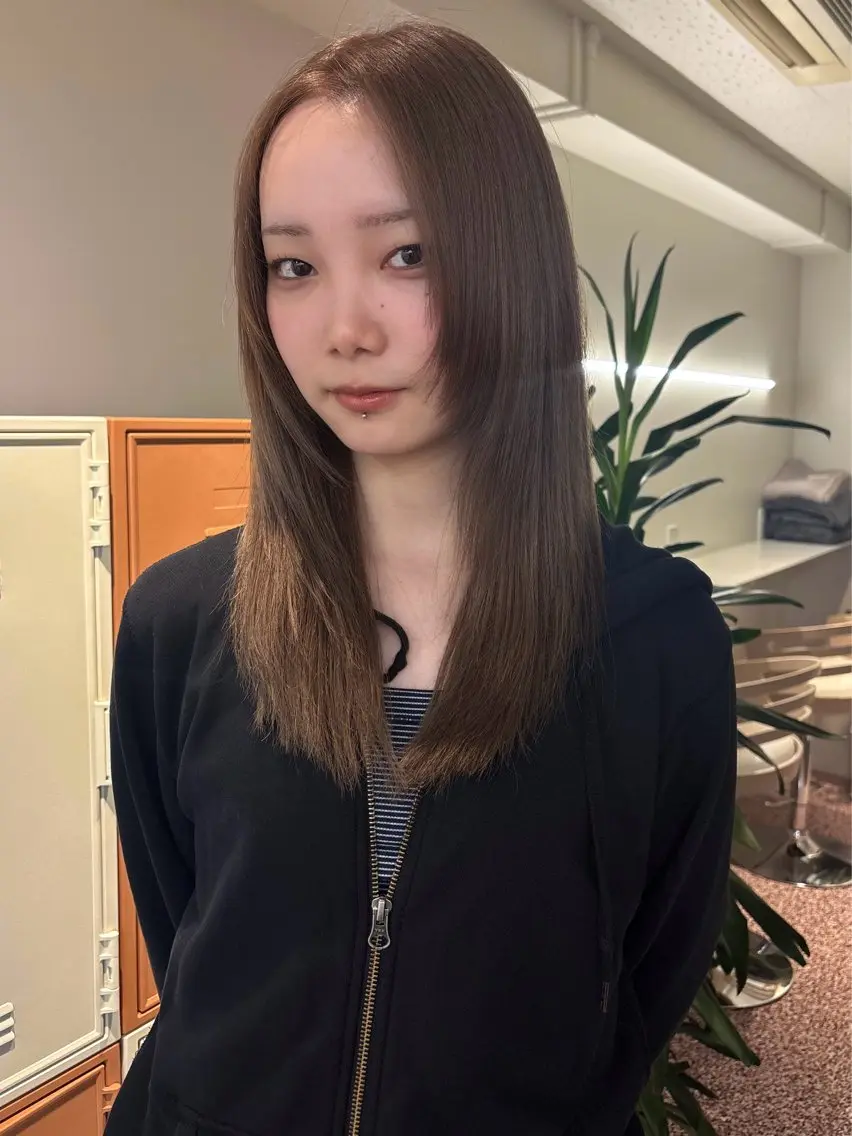 セミロング カラー ブリーチ グレージュ ミルクティーグレージュ ヘアカラー 長谷川 結奈のヘアスタイル