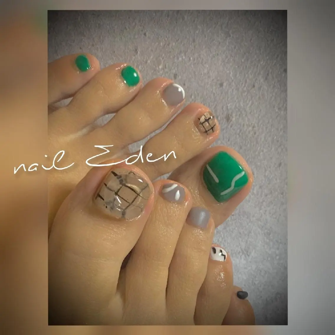 ネイル アートネイル グリーン ニュアンスネイル Eden ♾️のネイルデザイン