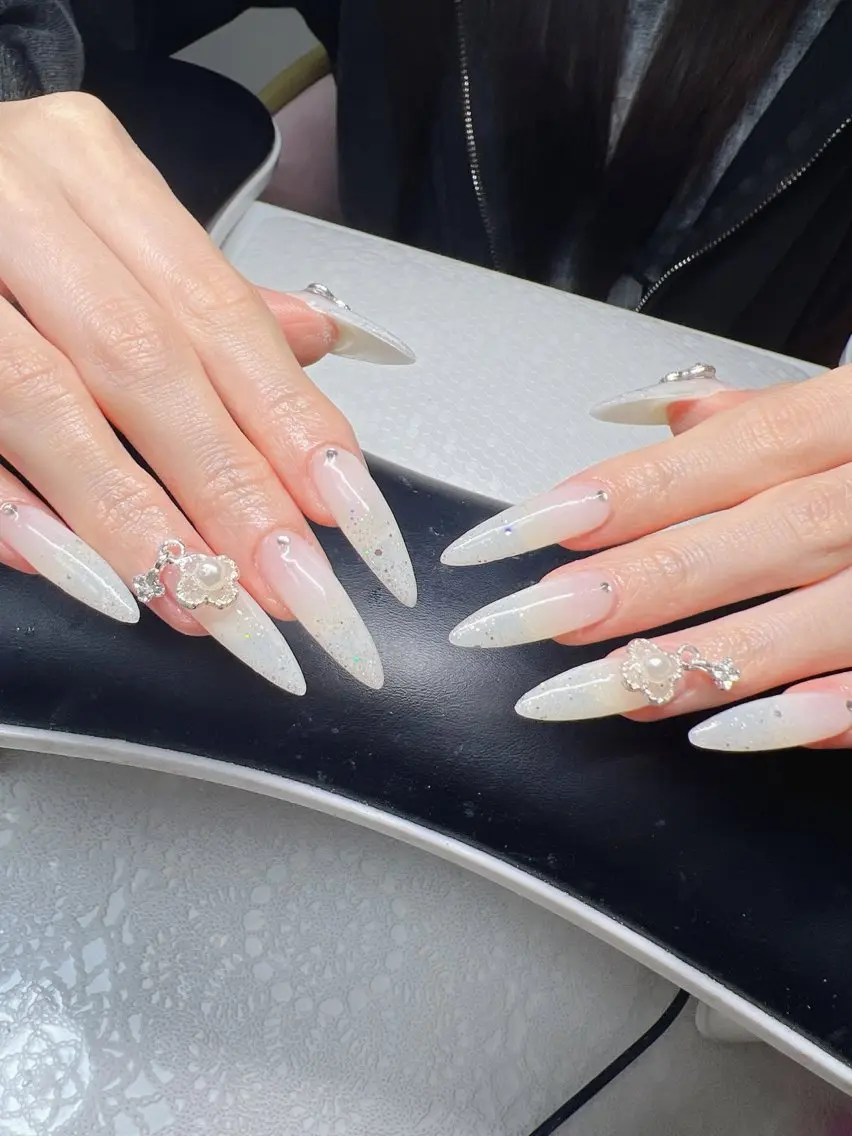 ネイル 長さ出し グラデーション 卒業式 キラキラネイル マグネットネイル Lee Nailsのネイルデザイン