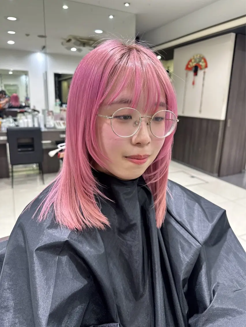 ミディアム カット ヘアカラー 日曜日空きあり‼️ 艶々カラー🩷のヘアスタイル
