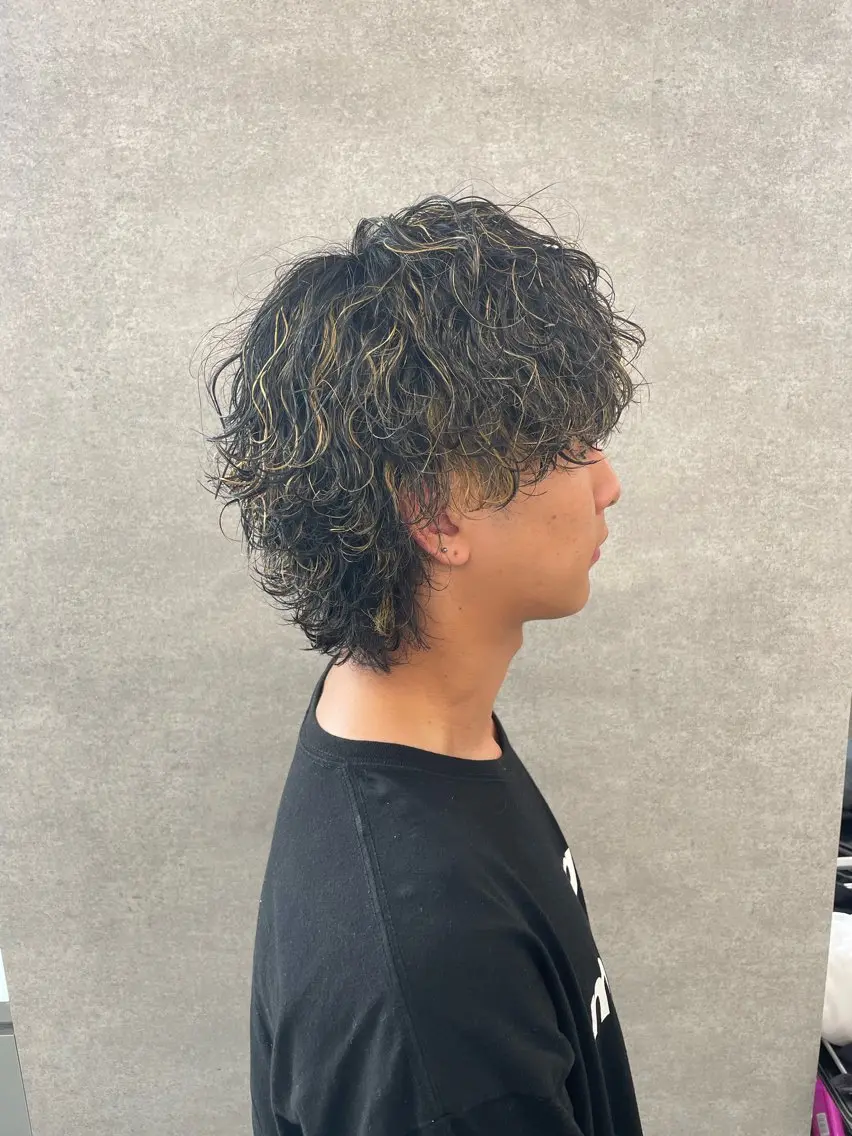 ショート カラー パーマ ヘアアレンジ メンズ アイブロウ センターパート メンズハイライト メンズハイトーン マッシュウルフ マッシュ カット パーマ トリートメント ヘッドスパ ヘアセット スパイキー/フェザー /波巻き/かいとのヘアスタイル