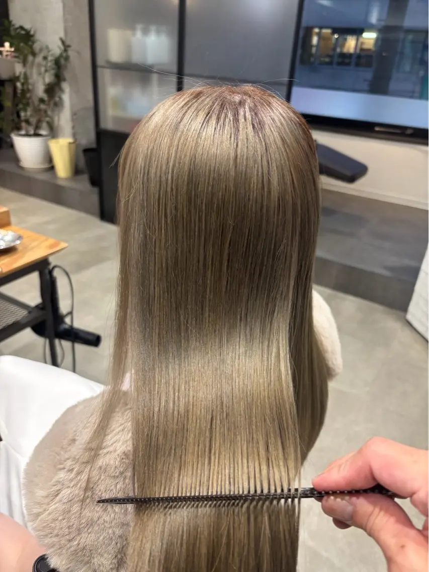カラー ベージュカラー ブリーチ ミルクティーベージュ オリタ ルカのヘアスタイル