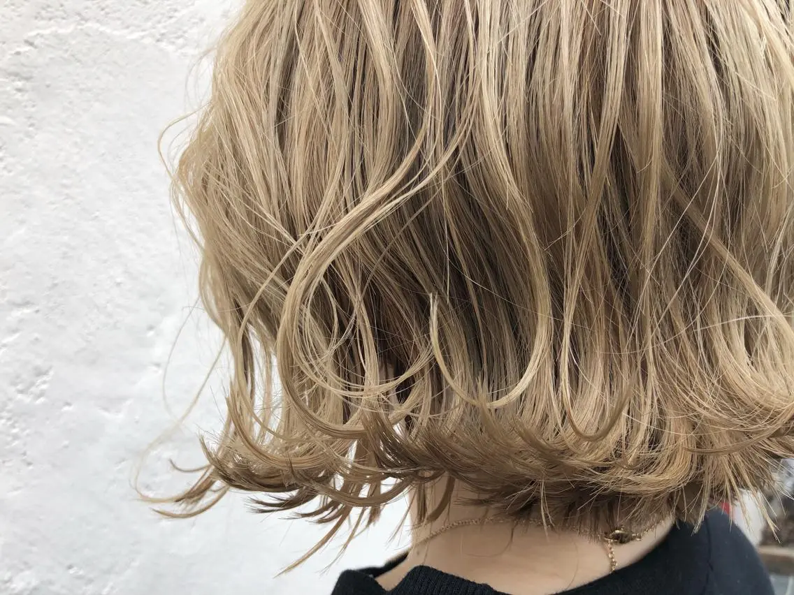 ミディアム カラー M. YURIのヘアスタイル