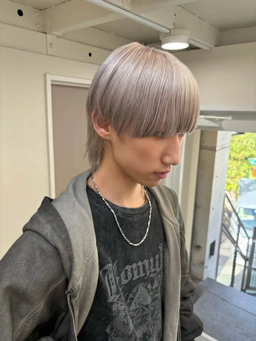 ショート カラー ブリーチ シルバー ホワイトシルバー 🩵izu 🩵のヘアスタイル