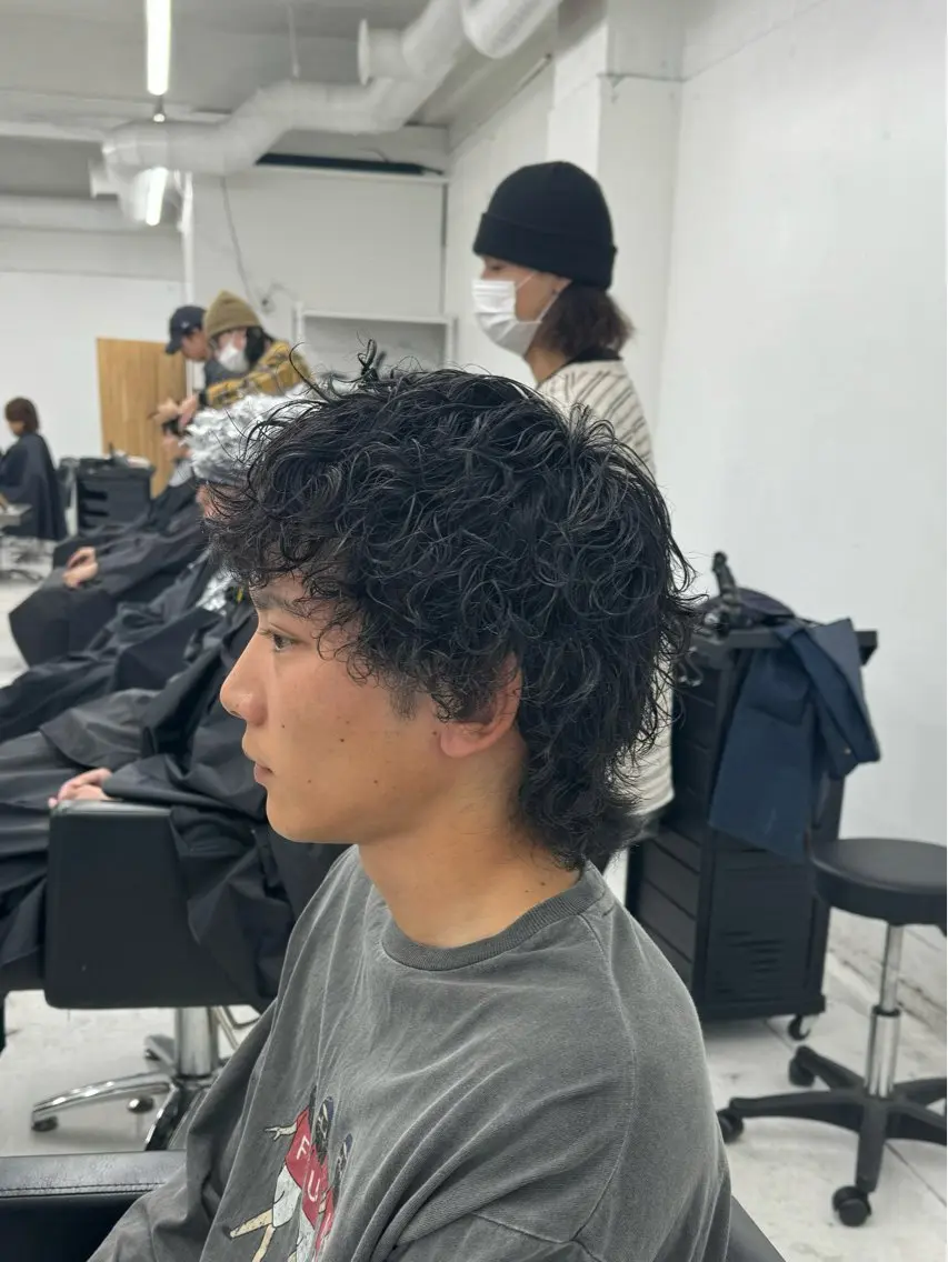 ミディアム パーマ メンズ ミディアムパーマ メンズパーマ プードルパーマ メンズウルフカット ウルフカット 柏メンズカットパーマ NO.1タイチのヘアスタイル