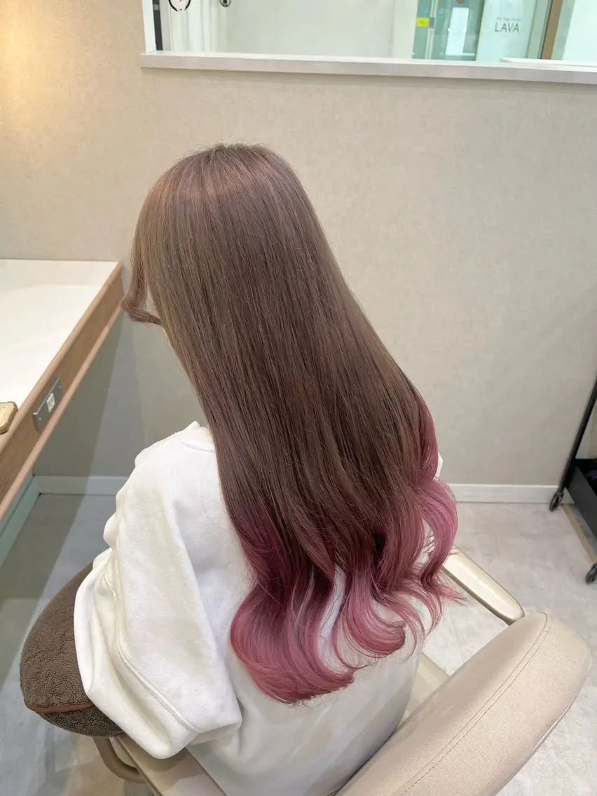 ロング 𝑴𝑰𝑨🎀赤髪 /ピンク/髪質改善のヘアスタイル