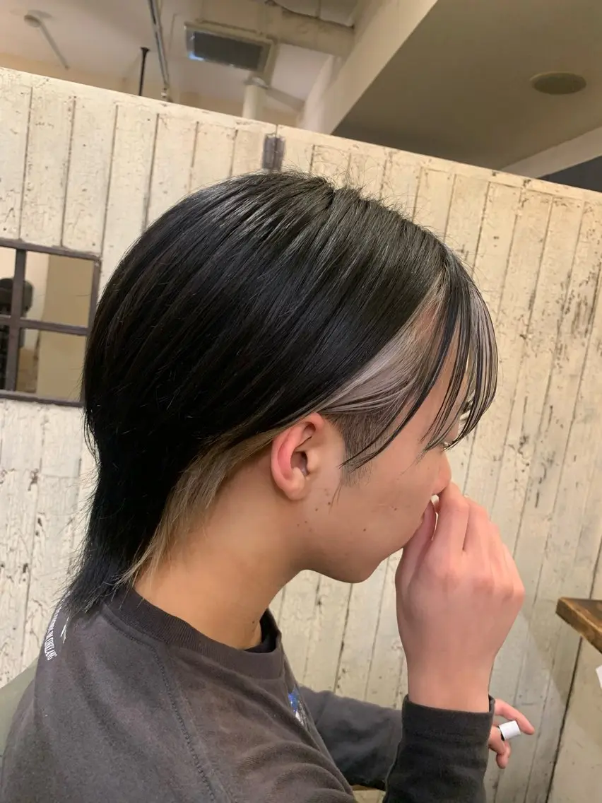 ミディアム カラー メンズ メンズインナーカラー マッシュウルフ マッシュ メンズウルフカット ベージュカラー ヘアカラー トリートメント ✒️ハイトーン/ メンズ特化　Rikuのヘアスタイル