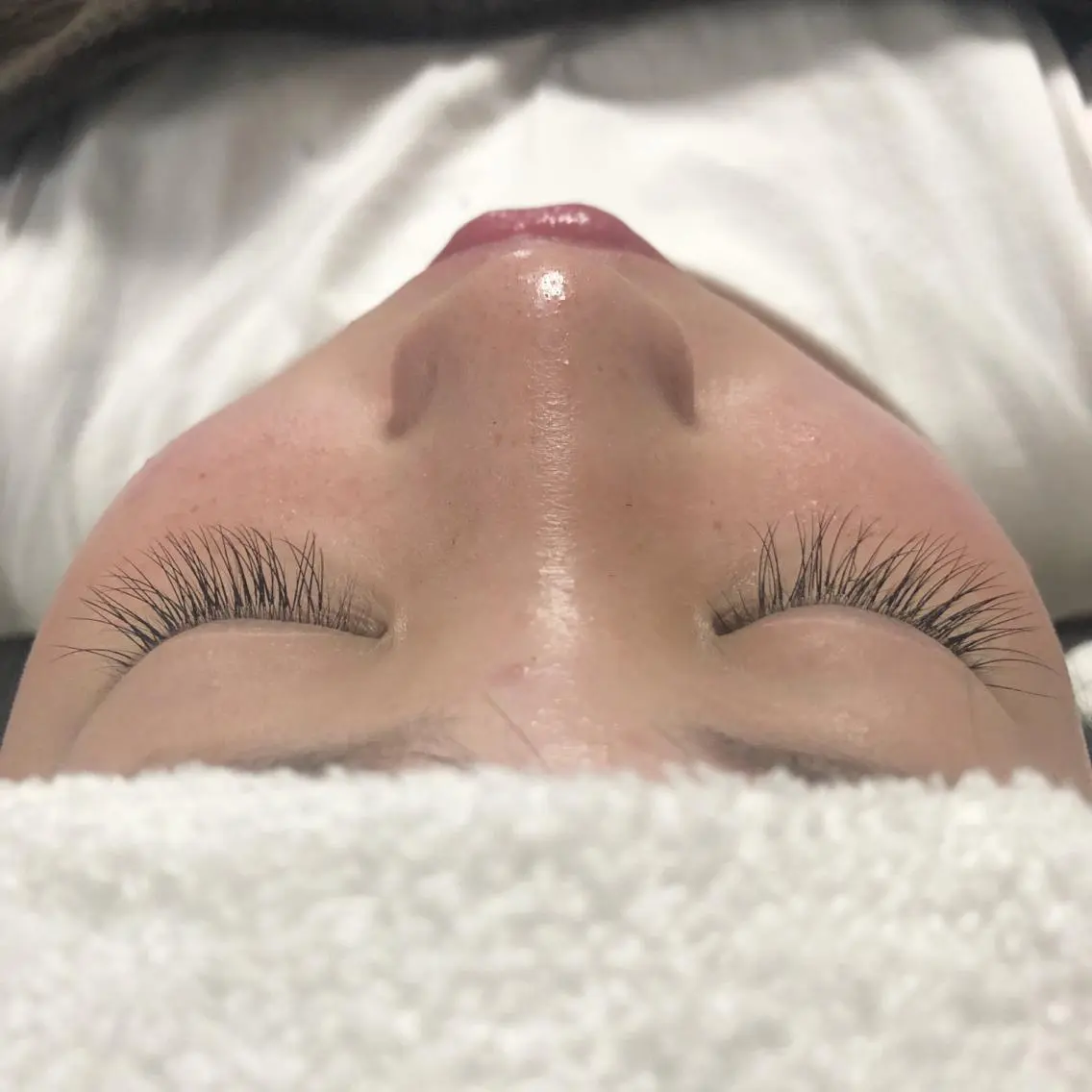マツエク・マツパ レイヤーカット✖️ 柔らかベージュカラーのヘアスタイル