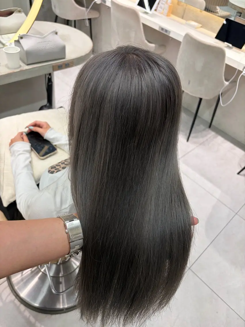 ロング カラー ヘアカラー トリートメント tomoya 透明感のグレージュのヘアスタイル