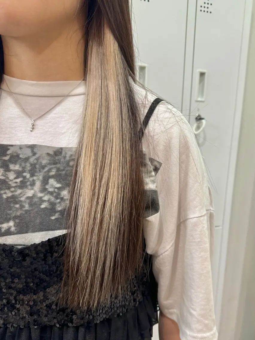 ロング カラー ベージュカラー ホワイトベージュ ヘアカラー 切りっぱなしボブ/ ブリーチカラー/大塚のヘアスタイル