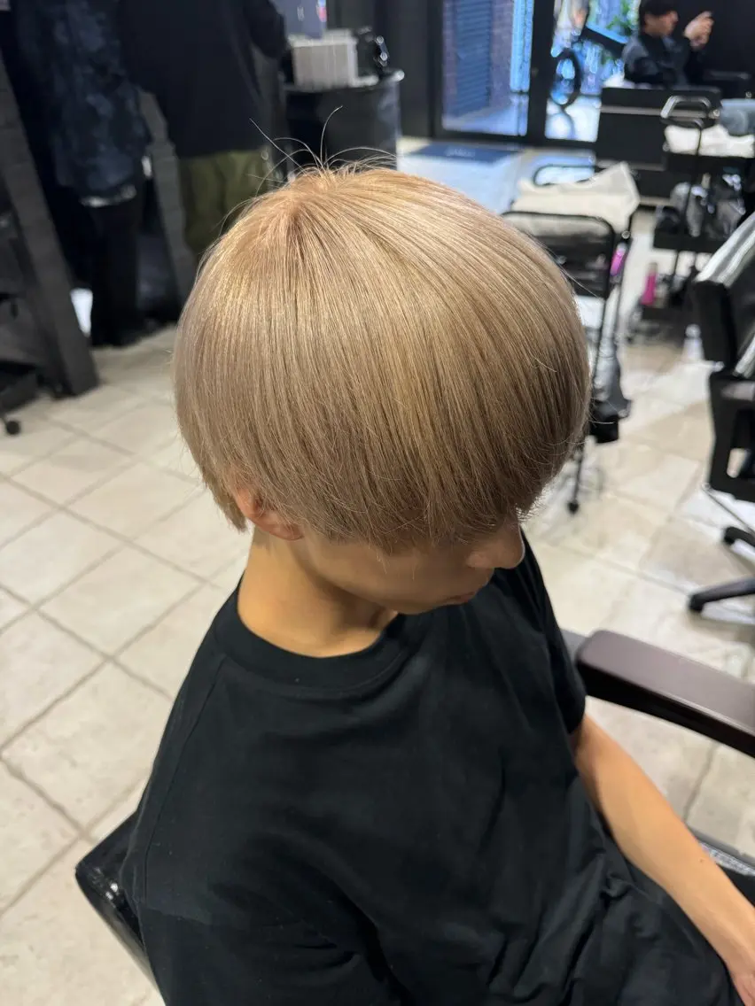 ミディアム カラー ヘアアレンジ メンズ グレージュ ミルクティーグレージュ メンズ専門 美容師✨ アメ村 堀江颯瑛のヘアスタイル