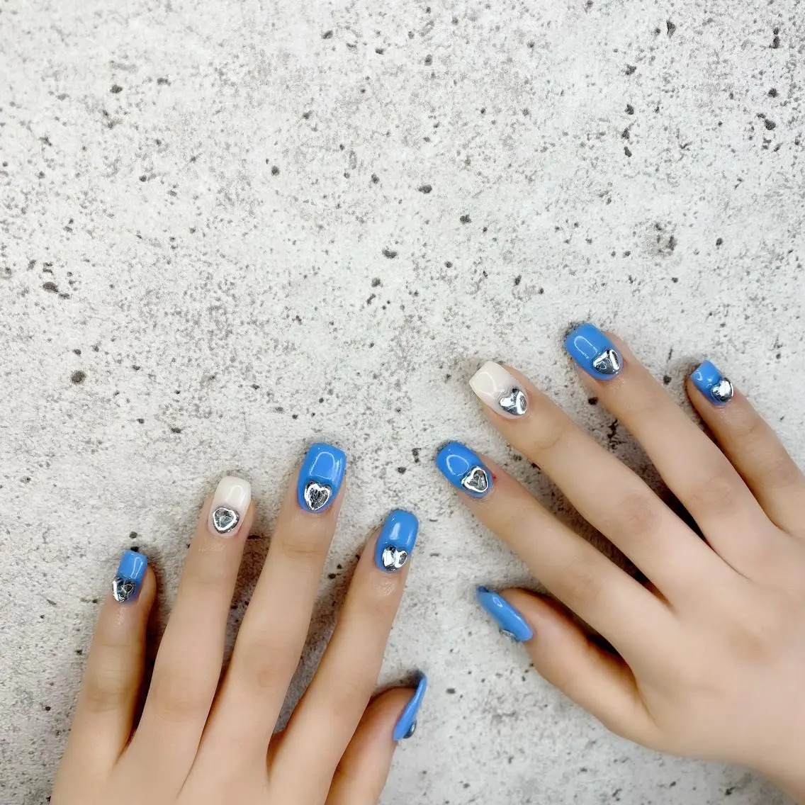 ミディアム カラー パーマ ヘアアレンジ メンズ キッズ ネイル マツエク・マツパ ブルーカラー ブルー ハート スクエアネイル 夏ネイル ハンドネイル Salon Ｋのネイルデザイン