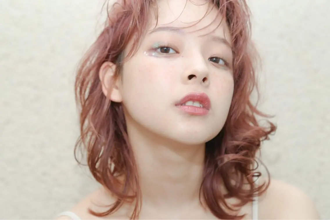 ミディアム カラー アッシュ ベージュカラー ラベンダーカラー ラベンダーアッシュ ラベンダーベージュ 角戸 りおのヘアスタイル