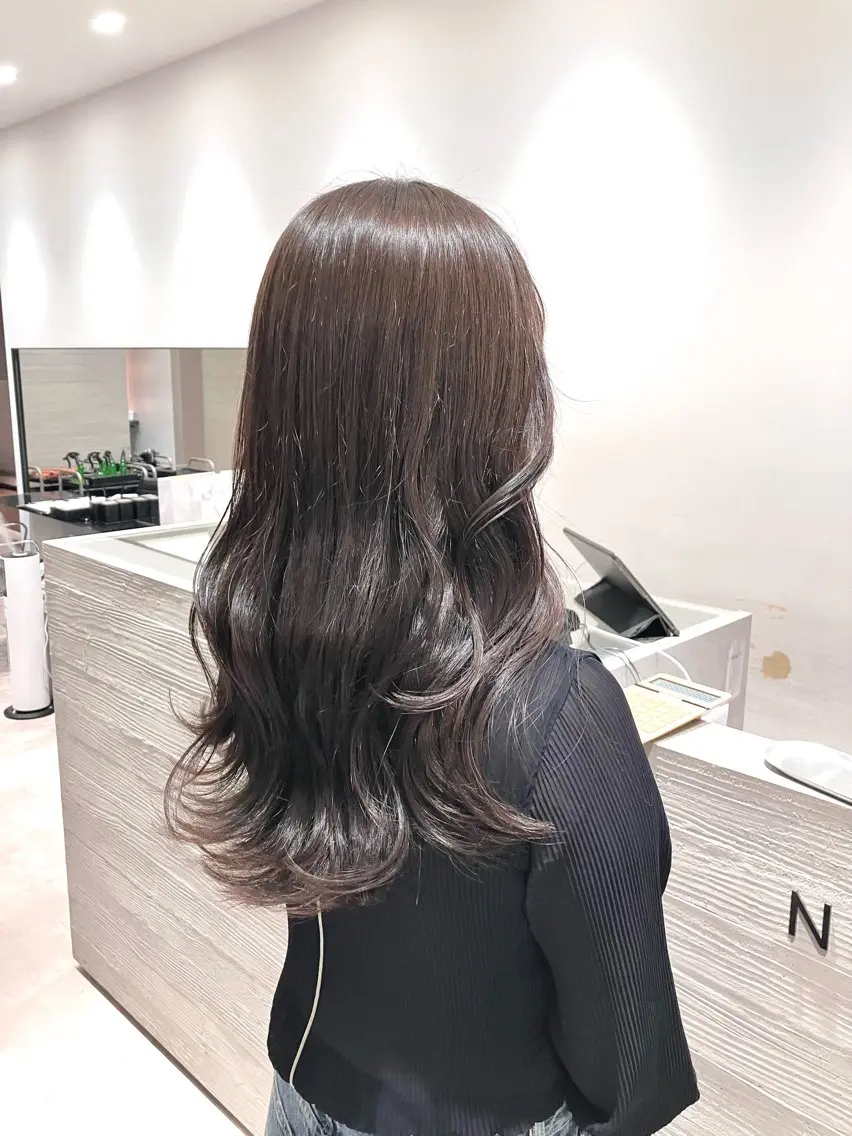 ロング カラー グレージュ 顔まわりレイヤー レイヤーカット サキ🤍ハイトーン 🪩レイヤーカットのヘアスタイル