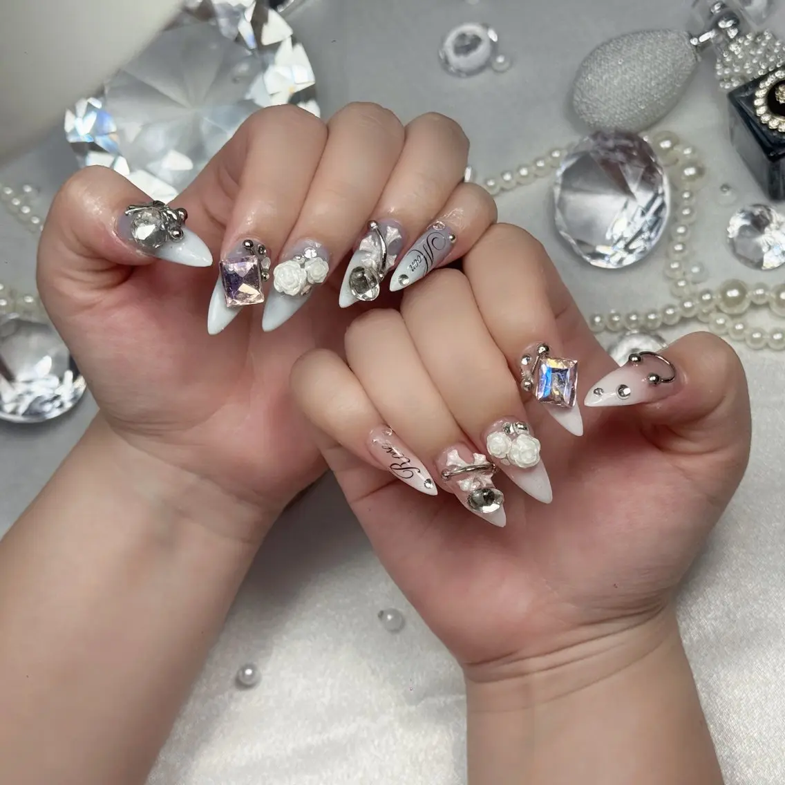 ネイル ガーリー キラキラネイル 韓国ネイル ロングネイル シンプルネイル ハンドネイル Genie Mika Nailsのネイルデザイン