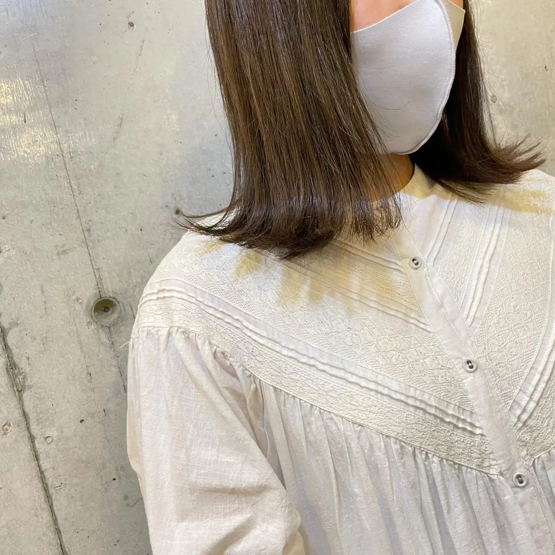 ミディアム カラー ベージュカラー ブリーチ ブリーチなしカラー オリーブベージュ 外間 智恵のヘアスタイル