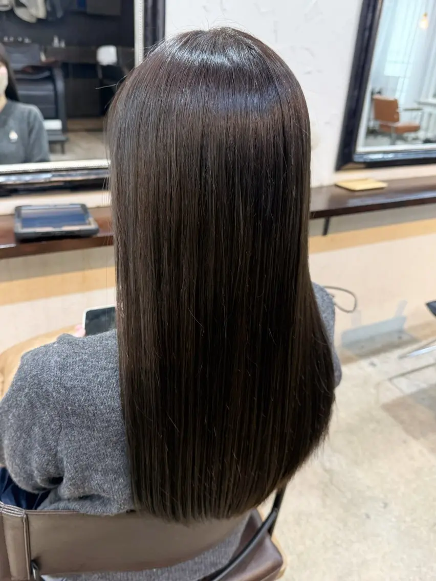 ロング カラー アッシュ アッシュグレー ヘアカラー トリートメント 三條 朋香のヘアスタイル