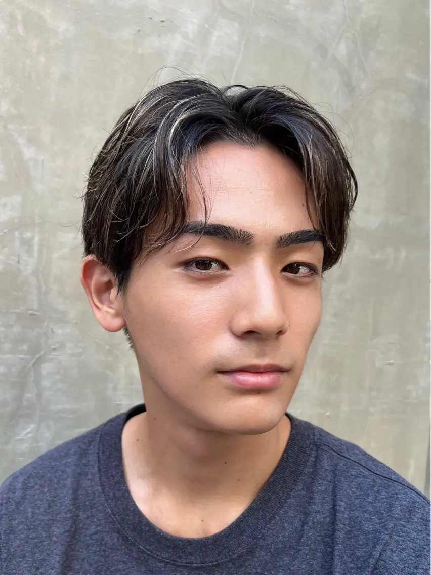 カラー メンズ ビジネス センターパート メンズハイライト アッシュ ベージュカラー カット ヘアカラー いぐちしょうた🫧 VISAGEbaskのヘアスタイル