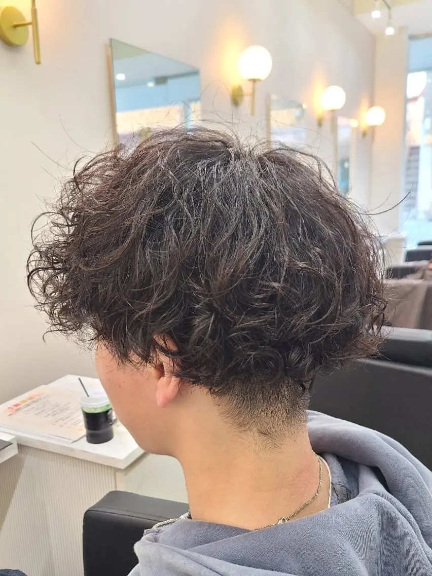 ショート パーマ メンズ メンズパーマ プードルパーマ プードルパーマ カット パーマ 桐島 令奈のヘアスタイル