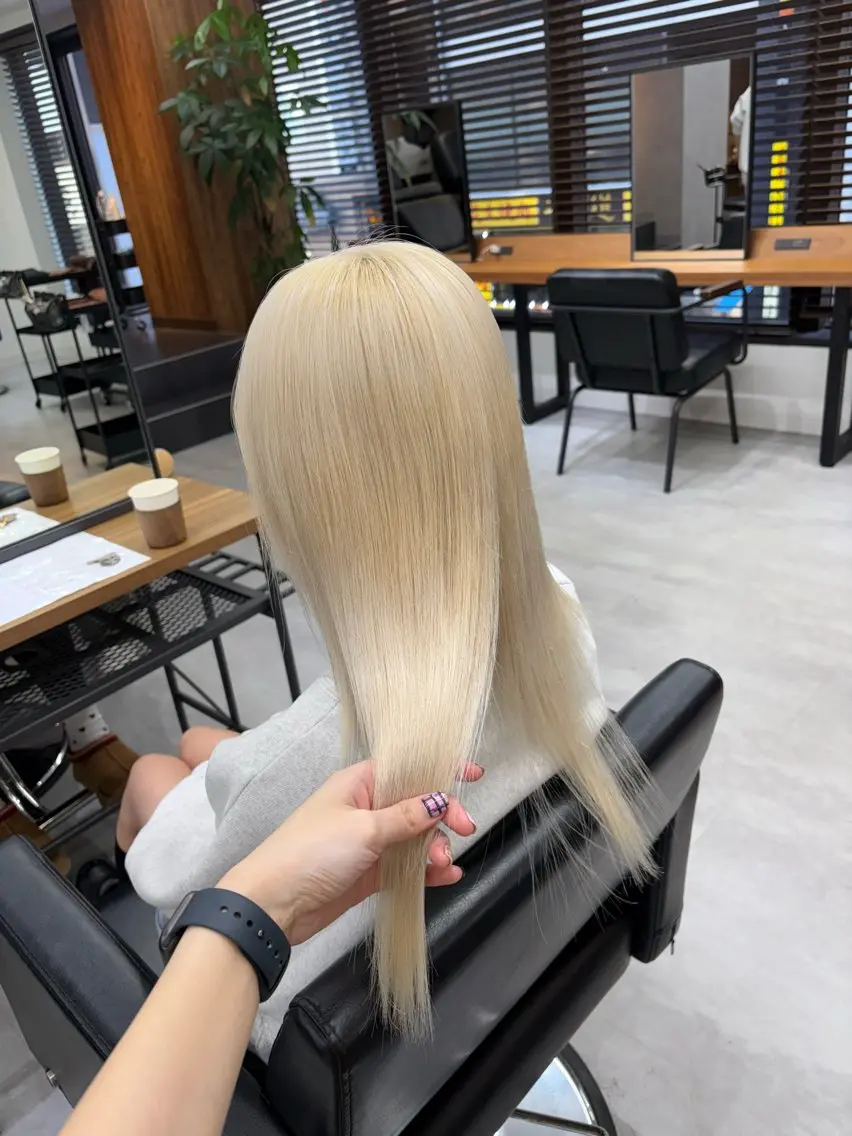 セミロング カラー ブリーチ 抜きっぱなしブロンド ブロンド ヘアカラー ENA💗NEXT /ハイトーンエクステのヘアスタイル