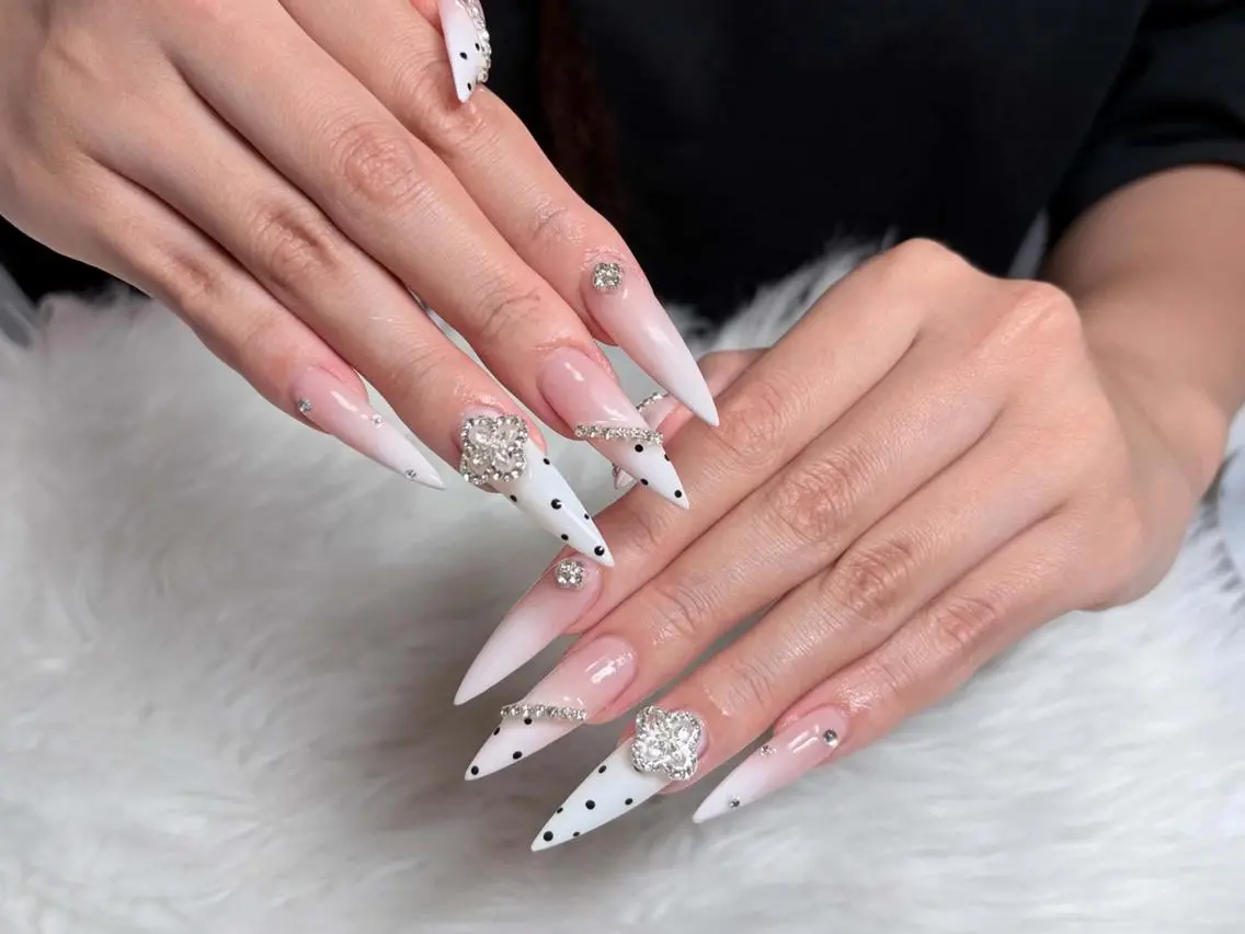 ネイル フレンチネイル ジェルネイル ガラスフレンチ ハロウィン ハート ハンドネイル H.baby Nail Salonのネイルデザイン