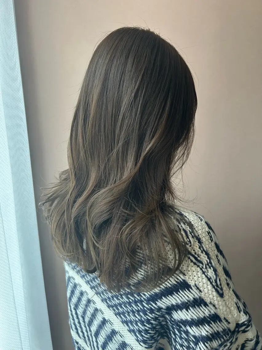 ロング カラー アッシュ ブリーチ 透明感カラー ブリーチなしカラー オリーブアッシュ hubhair レイヤー/透明感のヘアスタイル