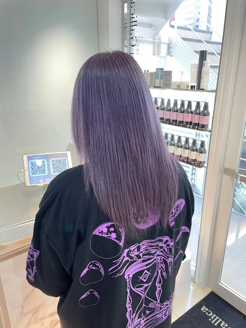 ロング カラー ヘアアレンジ ブリーチ ラベンダーカラー シルバー 縮毛矯正 ヘアカラー トリートメント ヘッドスパ ヘアセット 艶カラー✨縮毛矯正✨ 翁長孝輔のヘアスタイル