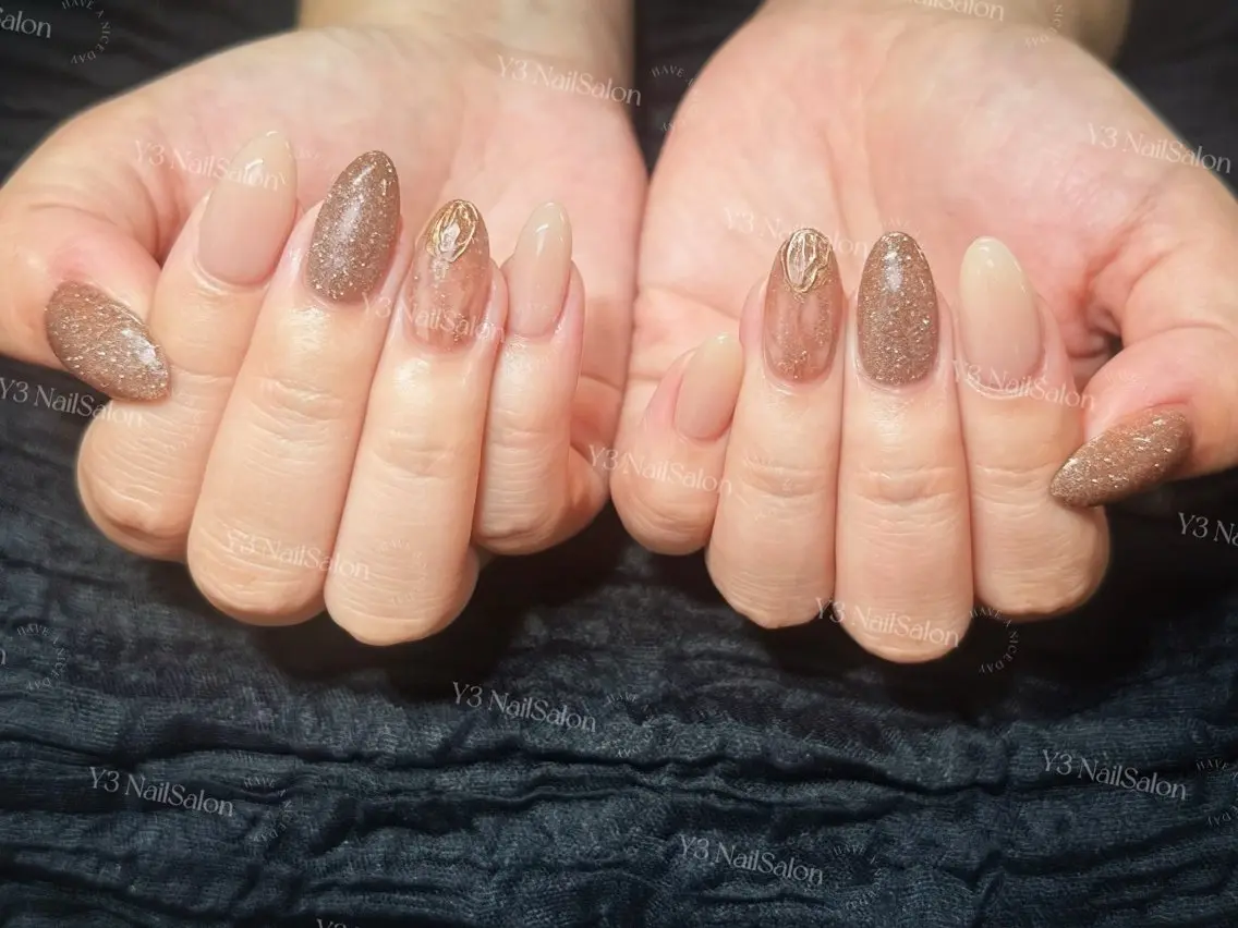 ネイル アートネイル ブラウン ゴールド キラキラネイル マグネットネイル ハンドネイル Y3 NailSalonのネイルデザイン