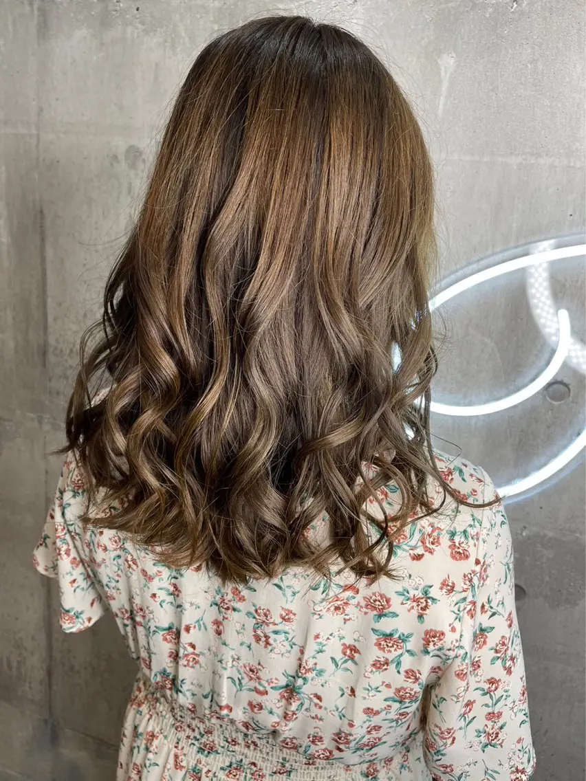 セミロング 推し活に可愛く艶モテ カラー/巻きキョウコのヘアスタイル