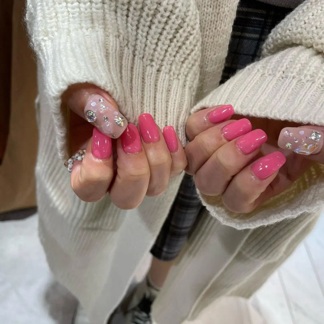 🎀シンプルコース🎀ワンカラーorラメワンカラーに片手１​〜​２本ずつまでのパーツのせ💫パラジェル使用💅🏻の写真