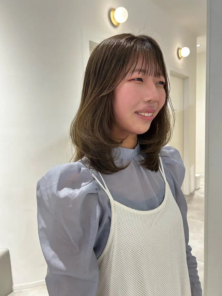 ミディアム カラー レイヤーカット カット ヘアカラー オリーブベージュ/ ブリーチなし透明感のヘアスタイル