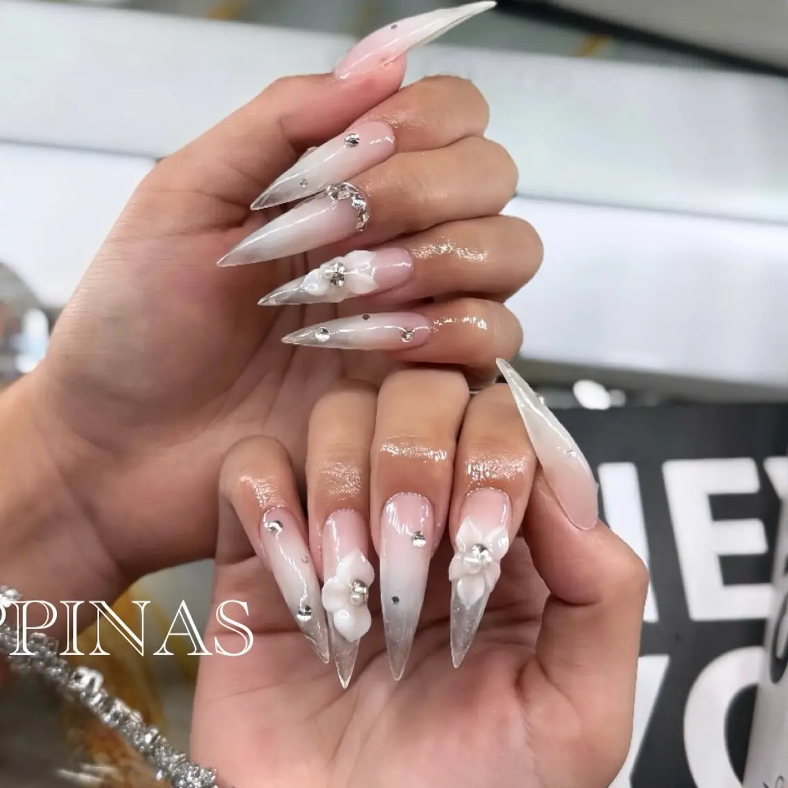ネイル クリアネイル フラワーネイル ロングネイル スカルプネイル 夏ネイル ハンドネイル HAPPINAS🍒 くるみのネイルデザイン