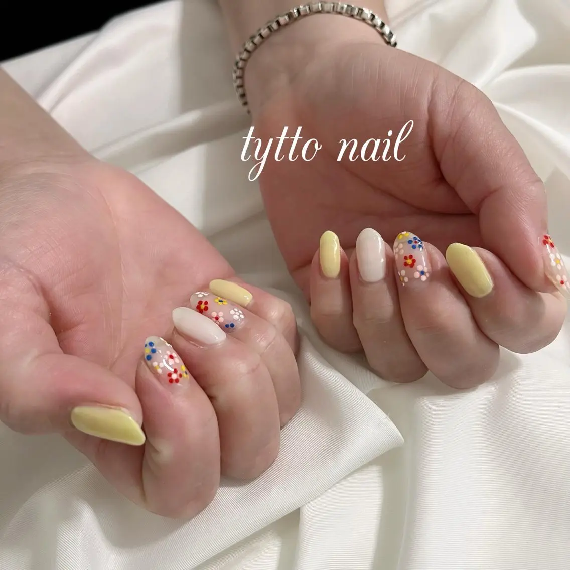 ネイル フラワーネイル オフィスネイル ホワイト 黄色 ハンドネイル tytto nail ❤︎‪‪eri‪‪のネイルデザイン