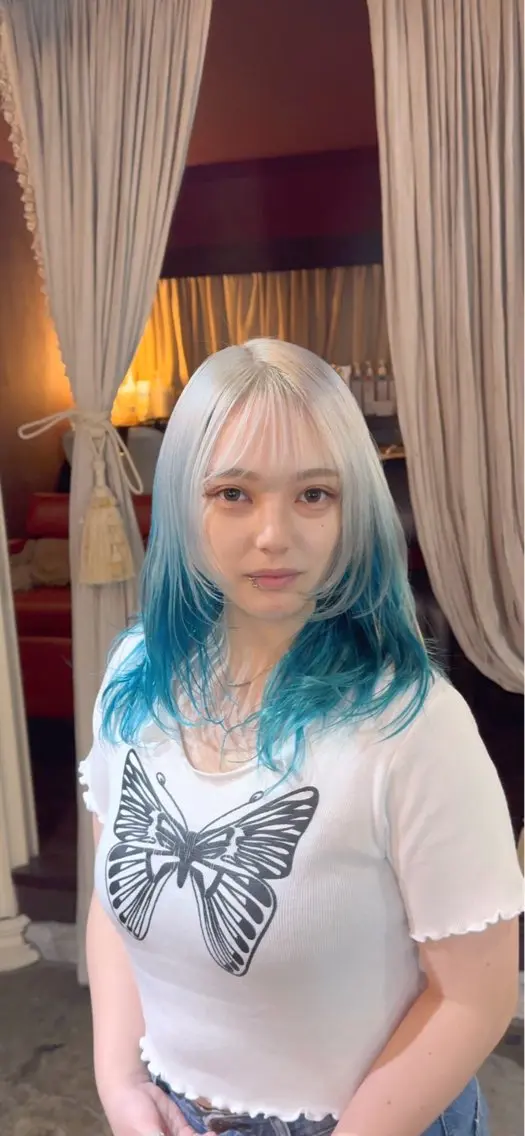 セミロング カラー ブロンド ブルーカラー デザインカラー ホワイトブロンド レイヤーカット カット ヘアカラー トリートメント 安藤悠里/ハイトーン /デザインカラーのヘアスタイル