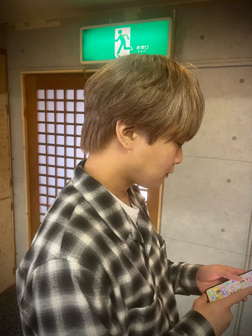 カラー メンズ メンズブリーチ ブリーチ グレージュ ミルクティーグレージュ ヘアカラー トリートメント トレンドレイヤー✂️ RYOTAのヘアスタイル