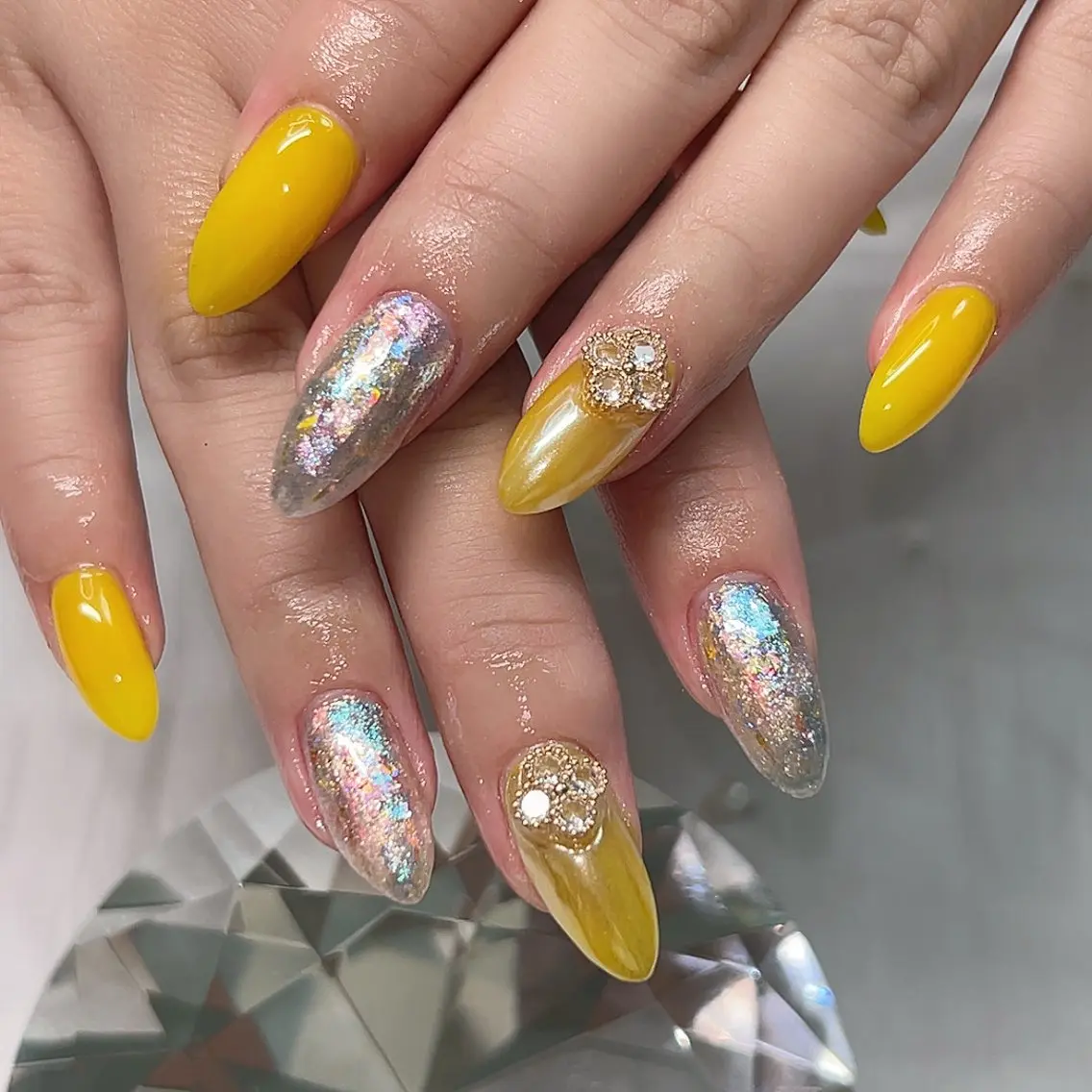 ネイル オーロラネイル ゴールド ニュアンスネイル 夏ネイル 黄色 Cute Tips nailのネイルデザイン
