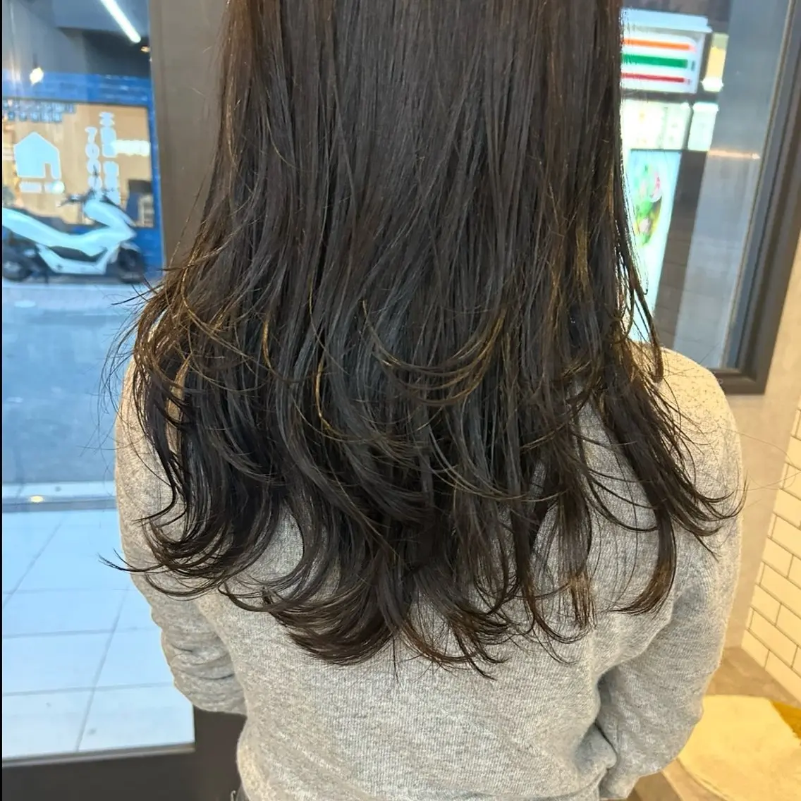 セミロング カラー ハイレイヤー レイヤーカット いなみね はるきのヘアスタイル