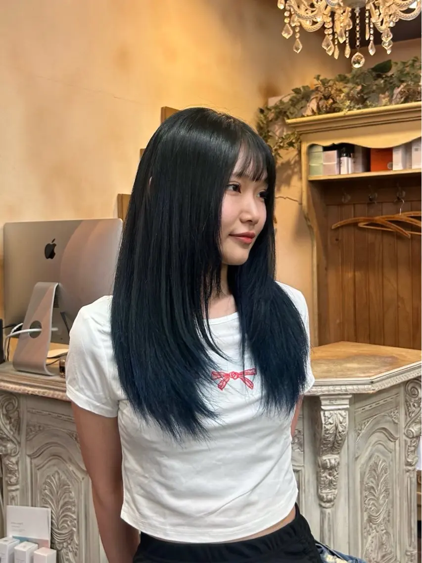 ロング カラー ブリーチ ブルーカラー abilita MIYUのヘアスタイル
