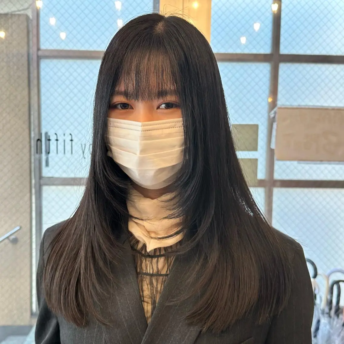 ロング カラー ヘアアレンジ 黒髪 ブルーカラー ブルーブラック 顔まわりレイヤー 顔周りカット センターパート／マッ シュ／パーマ　あさみのヘアスタイル