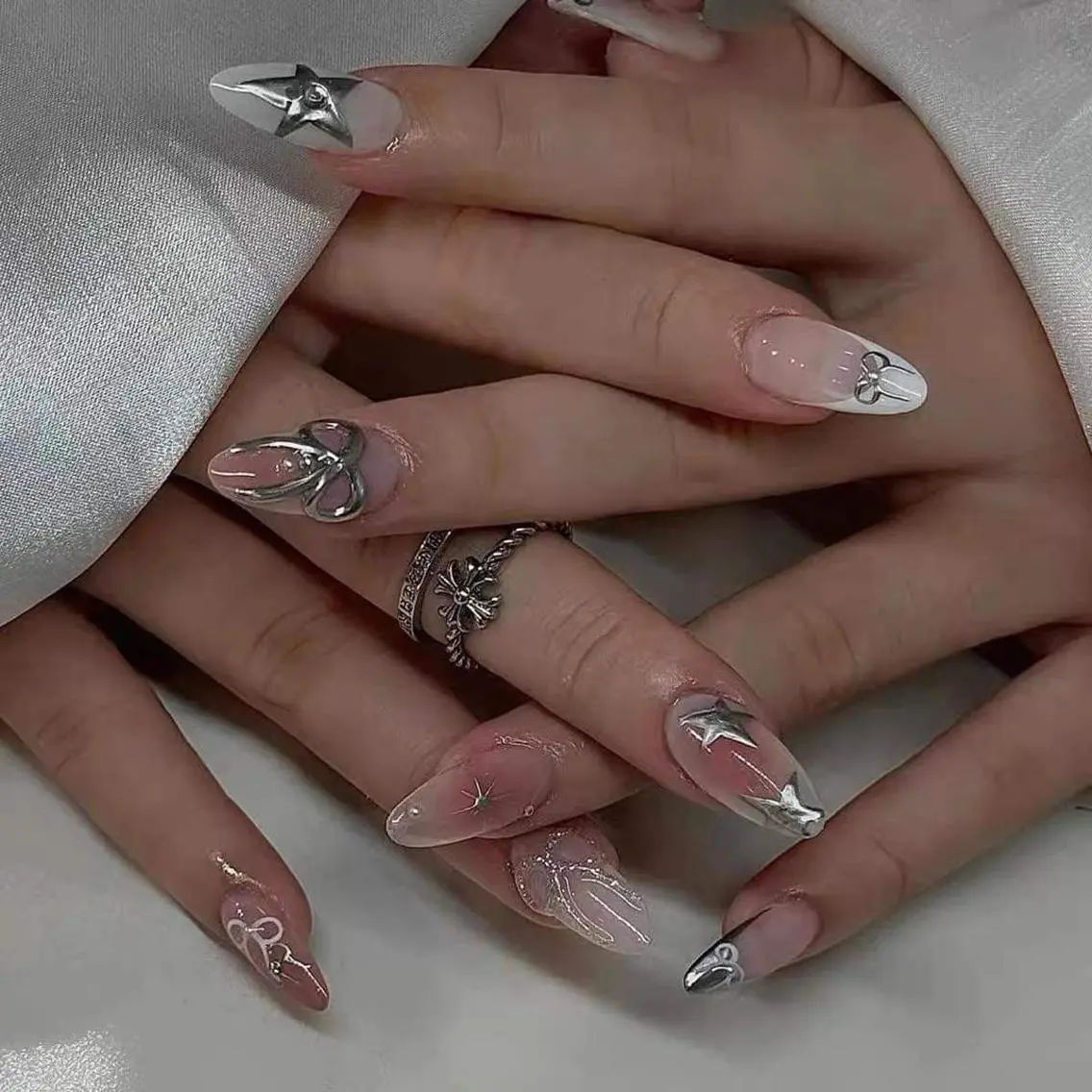ロング カラー ベージュカラー ピンクカラー 韓国風ヘア ハンドネイル Bling Salonのネイルデザイン