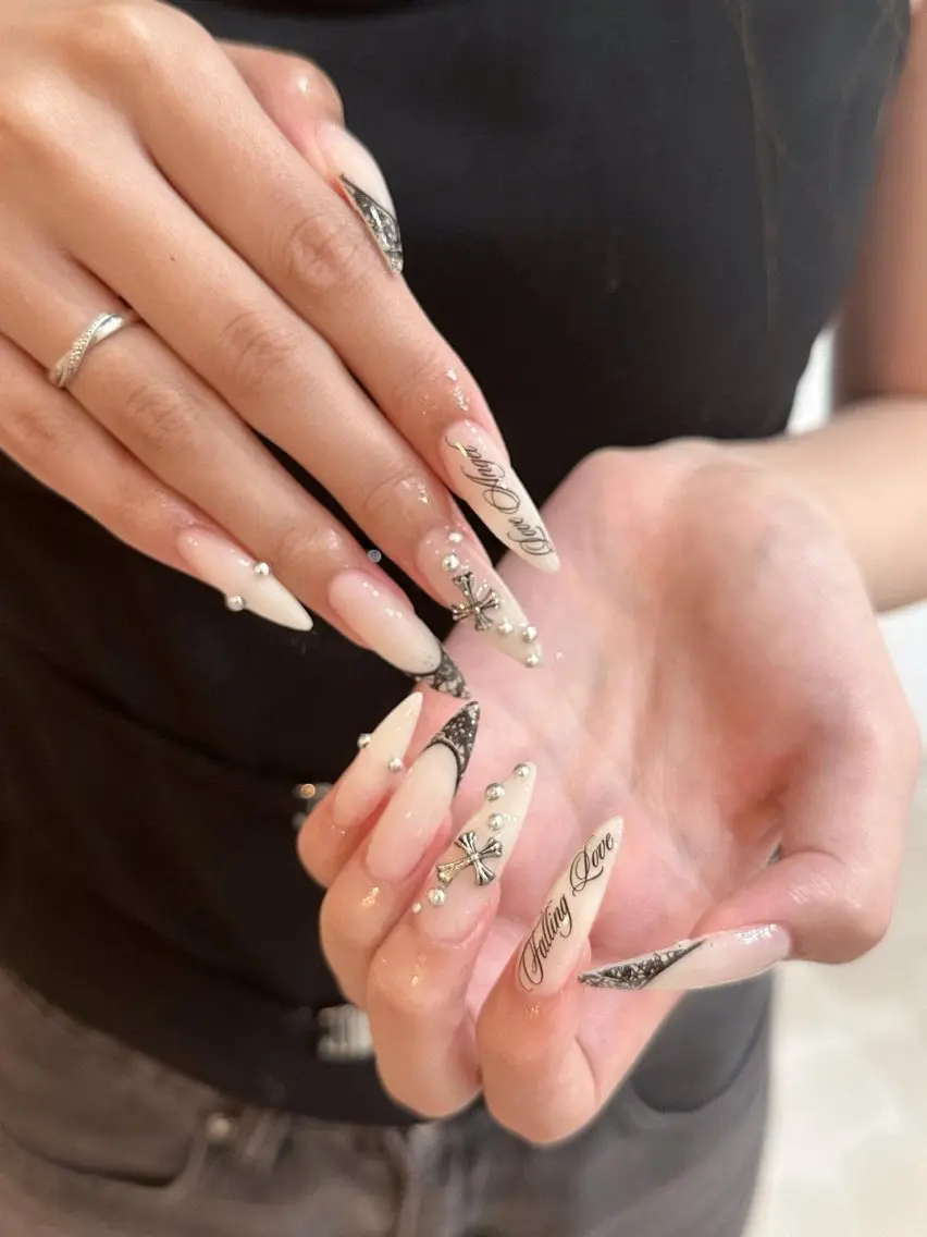ネイル チークネイル ドット フットネイル フレンチネイル グラデーション ハンドネイル ハンドケア Nihonthy Nail 新宿のネイルデザイン
