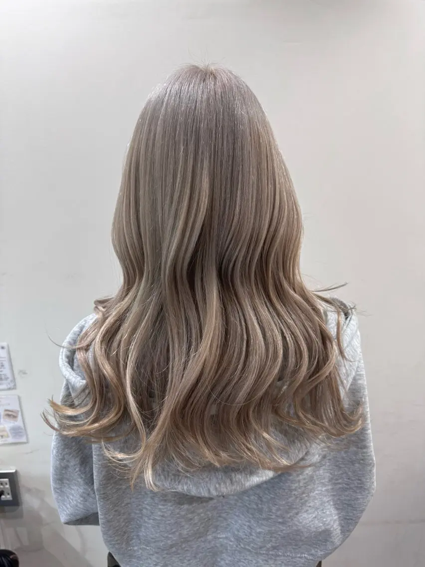 ロング カラー アディクシーカラー ベージュカラー ブリーチ 透明感カラー デザインカラー ヘアカラー トリートメント ヘッドスパ ブリーチカラー🦖 岡部木乃夏のヘアスタイル