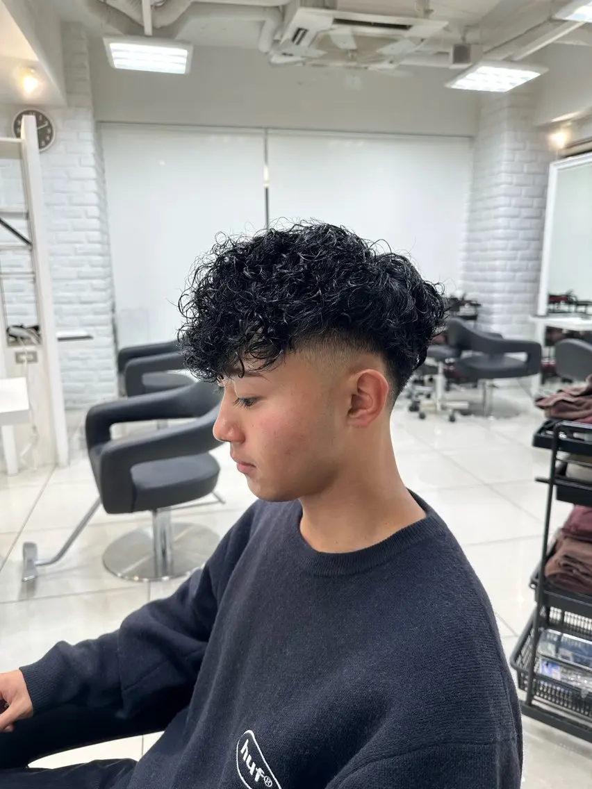 ショート パーマ メンズ メンズブリーチ メンズパーマ スペインカール フェザーパーマ職人 🪶ryosukeのヘアスタイル