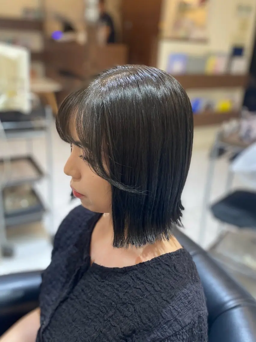 ミディアム カラー ベージュカラー オリーブベージュ ボブ 外ハネヘア カット ヘアカラー Aphrodite 横手 亜紀のヘアスタイル