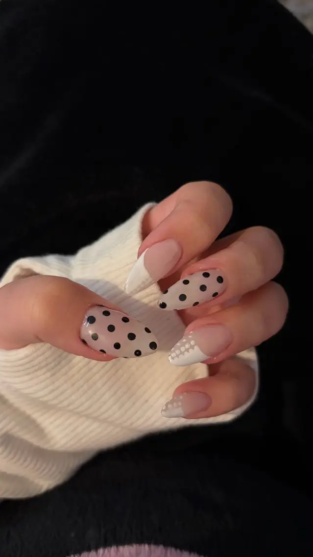 ネイル ドット フレンチネイル ˖ ࣪⊹GRACE モモ✩⡱のネイルデザイン