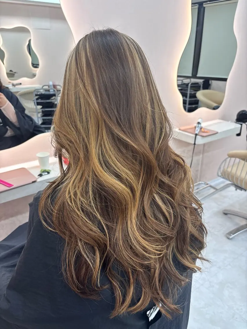 ロング カラー ヘアカラー YOLO 渋谷 nanamiのヘアスタイル